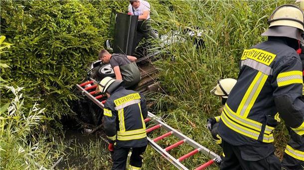 Nordenham: Auto kommt von Straße ab und landet im Graben Unfall in Nordenham