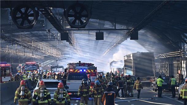 5 Tote und mehr als 30 Verletzte bei Unfall in Südkorea Die Feuerwehr im Einsatz