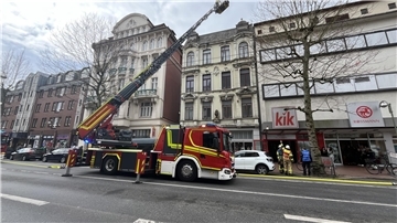 Ein Feuerwehrwagen steht auf er Straße.
