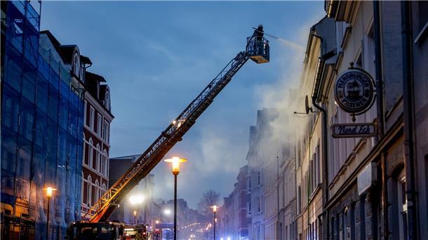 Die Feuerwehr ist beim Brand in der Flensburger Neustadt im Einsatz.