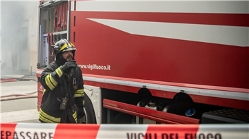 Die Feuerwehr ist mit einem Großaufgebot vor Ort. (Symbolbild)