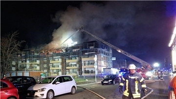 Die Feuerwehr löscht ein Haus in Cuxhaven. Rauch steigt auf. Jetzt steht die Brandursache fest. 
