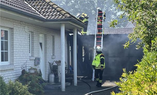 Schreck in der Mittagsstunde: Carport gerät in Heeslingen in Brand Die Feuerwehr kontrollierte das Dach des Wohnhauses neben dem gelöschten Carport.