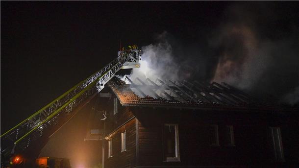 Haus brennt nach Blitzeinschlag ab Die Feuerwehr löscht den Brand im Dachstuhl eines Hauses nach einem Blitzeinschlag.