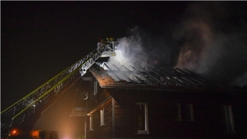 Die Feuerwehr löscht den Brand im Dachstuhl eines Hauses nach einem Blitzeinschlag.