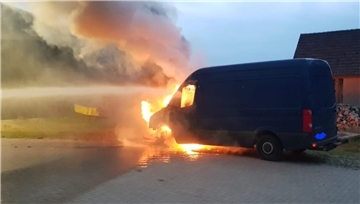 Die Feuerwehr löschte das in Flammen stehende Fahrzeug.