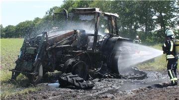 Die Feuerwehr löschte den Brand, der Trecker ist komplett zerstört.