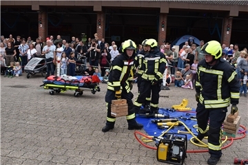 Die Feuerwehr Nordenham hatte am Sonntag zum Tag der offenen Tür eingeladen. Hunderte Besucher schauten sich die Vorführungen an und beteiligten sich an den Mitmach-Aktionen.