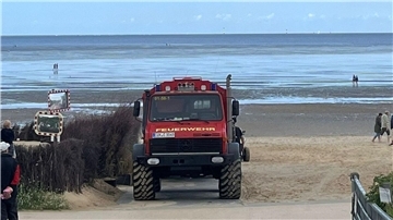 Die Feuerwehr rettet drei Menschen aus dem Watt vor Sahlenburg.