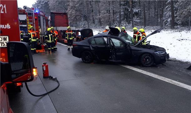 Die Feuerwehr sichert den Brandschutz am verunfallten PKW auf der A1.