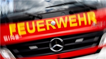 Feuerwehrfahrtzeug mit der Aufschrift „Feuerwehr“.