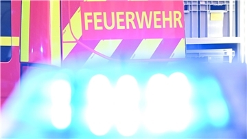 Die Feuerwehr (Symbolbild) rückte zu einem Brand in einem Mehrfamilienhaus an der Hafenstraße in Brake aus.