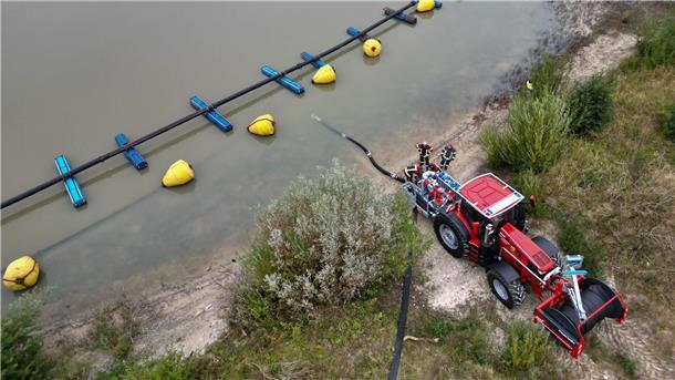 Die Feuerwehr Wiesmoor sieht einen Vorteil darin, dass der Trecker viel Power mitbringt, aber wenig Personal benötigt. 