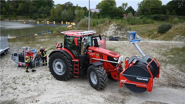 Die Feuerwehr Wiesmoor übt mit dem Trecker in einer Kriesgrube. 