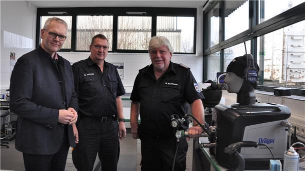 Die Feuerwehr wünscht sich eine modernere Feuerwehrtechnische Zentrale. Denn die derzeitige an der Otto-Hahn-Straße in Brake genüge den Anforderungen nicht mehr, sagen Kreisbrandmeister Heiko Basshusen (rechts) und sein derzeitiger Stellvertreter und baldiger Nachfolger Ralf Hoyer (Mitte). Die beiden hatten am Montag den CDU-Landtagsabgeordneten Björn Thümler zu Gast.