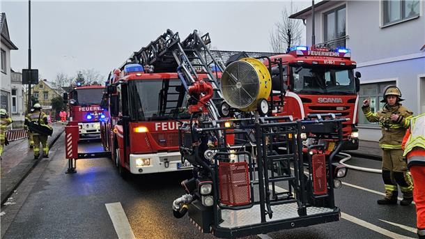 Feuerwehrautos und Feuerwehrleute auf einer Straße