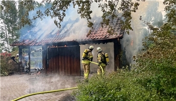 Die Feuerwehren Tossens und Burhave bekämpften am Sonnabend den Brand einer Doppelgarage in Kleintossens.