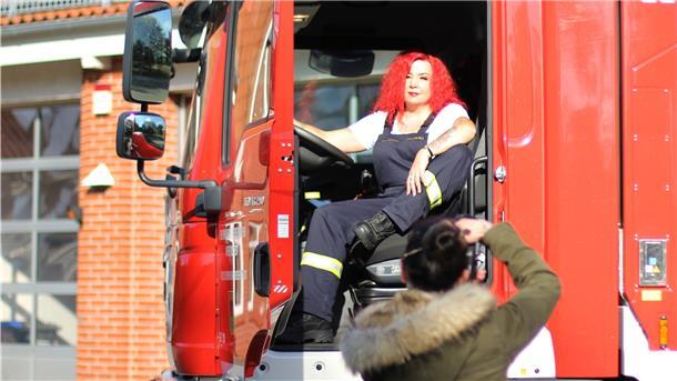 Die Feuerwehrfrauen der Gemeinde Beverstedt hatten die Idee, für mehr Frauen in Ortsfeuerwehren zu werben. Deshalb haben sie sich dazu entschlossen, einen Kalender zu gestalten. Eine von ihnen ist Janna. Sie posiert lässig in der Fahrerkabine des Einsatzfahrzeuges und hofft, dass sich mehr Frauen für die Feuerwehr entscheiden.