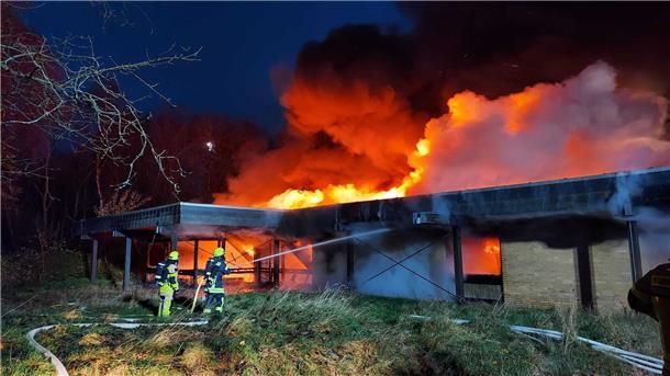 Die Feuerwehr löscht.