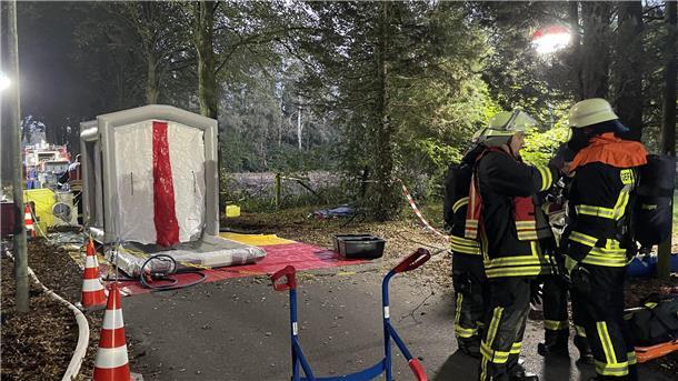 Die Feuerwehrleute müssen nach der Erkundung dekontaminiert werden.