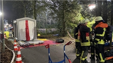 Die Feuerwehrleute müssen nach der Erkundung dekontaminiert werden.
