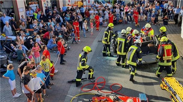 Feuerwehr demonstriert ihr Können Die Feuerwehrleute zeigen dem Publikum am „Tag der Retter“, wie sie bei einem Einsatz vorgehen.