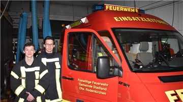 Die Feuerwehrmänner Dustin Bodamer (links, 17 Jahre alt) und Aaron Möller (18) zeigen den alten Einsatzleitwagen der Freiwilligen Feuerwehr Rodenkirchen. Er soll ersetzt werden.