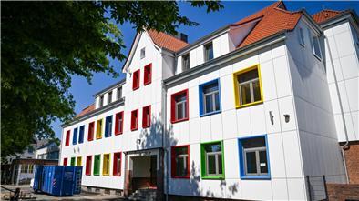 Schadstoffe aufgetaucht: Schule in Bremerhaven geräumt Warnschilder