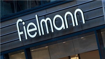 Die Fielmann-Gruppe wolle ihre Zentralbereiche auf das international wachsende Omnichannel-Modell ausrichten.