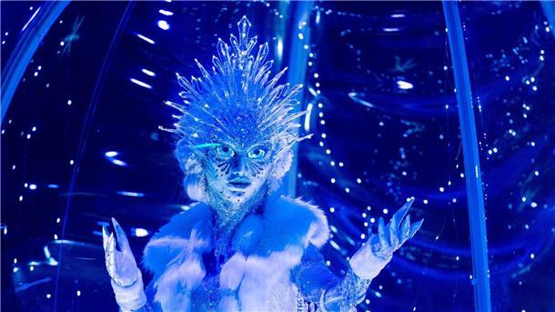 Bilder des Tages Die Figur „Die Eisprinzessin“ steht in der Prosieben-Show „The Masked Singer“ in Köln auf der Bühne.