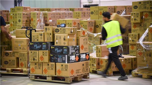 Pyrotechnik ist da: Comet Bremerhaven in den Startlöchern für Feuerwerksverkauf Die Firma Comet führt wieder ein Musterschießen des neuesten Feuerwerkes für die Medien durch. Währenddessen geht die Logistik weiter.