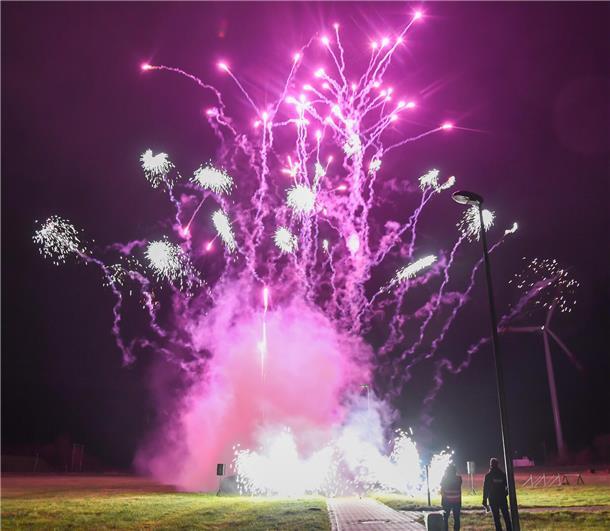 Pyrotechnik ist da: Comet Bremerhaven in den Startlöchern für Feuerwerksverkauf Die Firma Comet stellt beim Musterschießen die neuesten Trends bei den Feuerwerkskörpern vor.