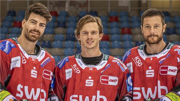 Die Fischtown Pinguins gruppieren sich vor den Playoff-Spielen mit den neuen Trikots. So auch der Slowenen-Sturm mit Verlic, Jeglic und Urbas.