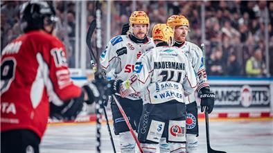 Drei Eishockeyspieler aus Bremerhaven stehen zusammen und besprechen sich. Die Pinguins sind in der Playoff-Serie gegen Köln angekommen.