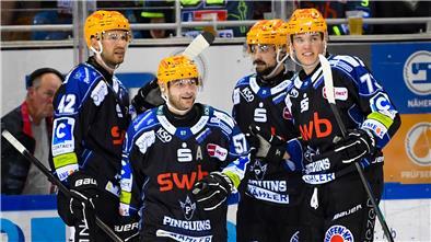 Eishockey-Spieler stehen nebeneinander und bejubeln einen Treffer. Die Fischtown Pinguins aus Bremerhaven.