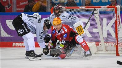 Die Fischtown Pinguins (hier Ross Mauermann) fanden keinen Weg, den Puck im Kölner Tor unterzubringen.