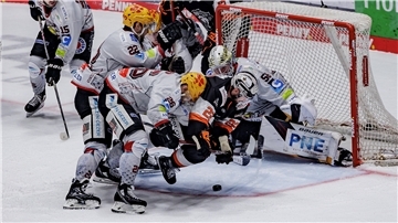 Eishockey-Spieler im Zweikampf