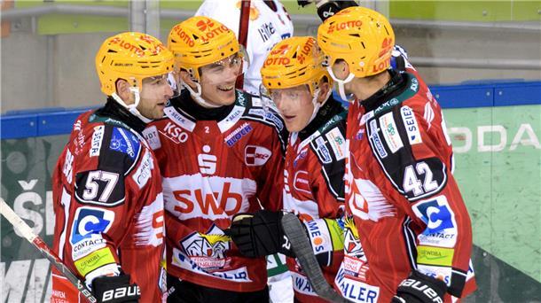 Jubelnde Eishockeyspieler der Fischtown Pinguins