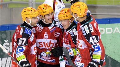 Die Defensive ist die neue Achillesferse – das Zwischenzeugnis der Pinguins Jubelnde Eishockeyspieler der Fischtown Pinguins