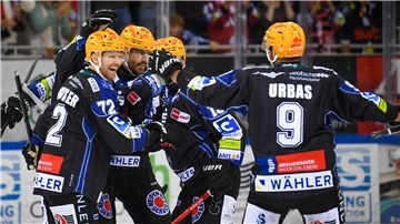 Eine Jubeltraube von Eishockeyspielern. Die Mannschaft der Fischtown Pinguins aus Bremerhaven bejubelt einen Treffer.