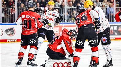 Eishockeyspieler im Zweikampf vor dem Tor. Bislang ziehen die Pinguins aus Bremerhaven gegen Köln in allen Belangen den Kürzeren.