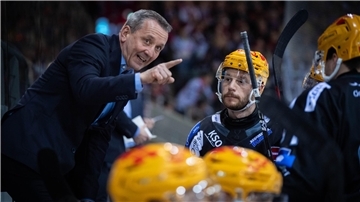 Die Fischtown Pinguins schlugen den EHC Red Bull München. Thomas Popiesch und Kapitän Jan Urbas waren hoch zufrieden.