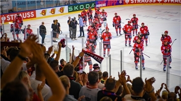 Die Fischtown Pinguins sind mit einem Sieg in die Champions Hockey-League gestartet und wurden von den Fans gefeiert.