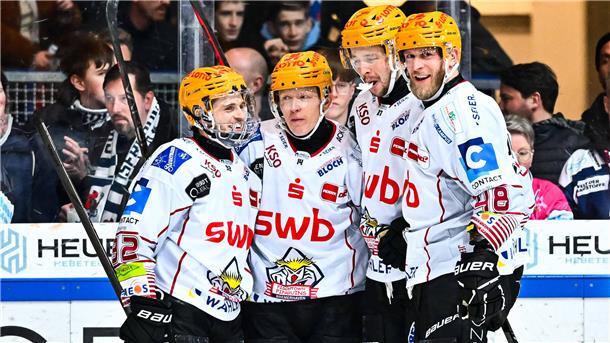 Die Fischtown Pinguins um Jubilar Ross Mauermann (2. v. li.) haben einen verdienten Sieg in Iserlohn eingespielt.