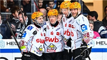 Die Fischtown Pinguins um Jubilar Ross Mauermann (2. v. li.) haben einen verdienten Sieg in Iserlohn eingespielt.