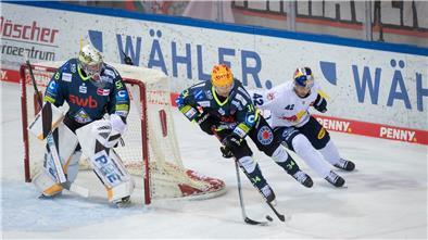 Die Fischtown Pinguins um Torwart Maximilian Franzreb und Verteidiger Philip Samuelsson (am Puck) treffen ab Mittwoch (19.30 Uhr) zum dritten Mal in einem Playoff-Viertelfinale auf den EHC Red Bull München.