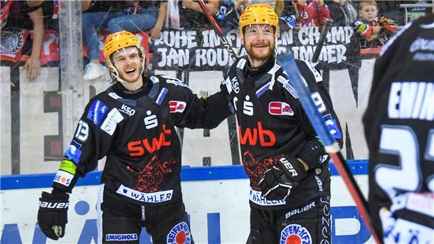 Die Fischtown Pinguins um Ziga Jeglic (li.) und Kapitän Jan Urbas sind mit einem 3:0-Sieg über den EHC Red Bull München ins Finale der Deutschen Eishockey-Meisterschaft eingezogen.
