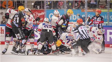 Die Fischtown Pinguins und die Nürnberg Ice Tigers lieferten sich kurz vor Weihnachten ein ganz wildes Spiel, das 6:7 endete.