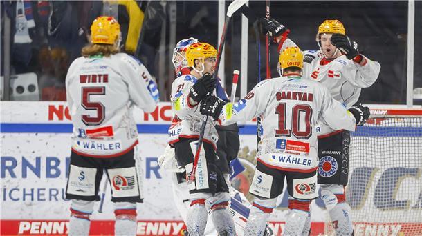 DIe Fischtown Pinguins und die Nürnberg Ice Tigers boten Playoff-Eishockey wie es sein soll. Am Ende jubelten die Bremerhavener.
