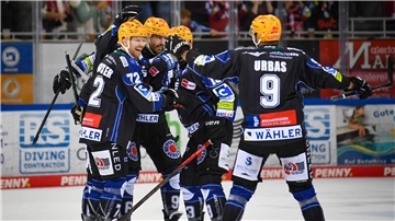Spieler der Fischtown Pinguins bejubeln auf dem Eis der Eisarena Bremerhaven einen Treffer.